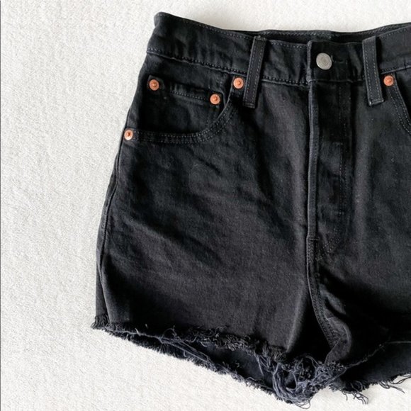 Levi’s Ribcage Short - Picture 5 of 10